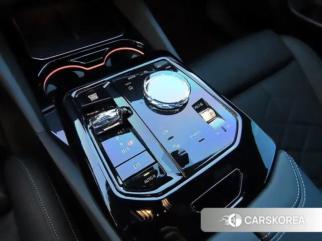 BMW 5 Series (G60) 2025 Белый из Кореи, фото 2