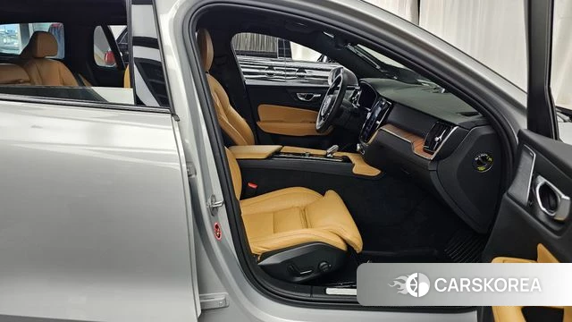 Volvo V60 Cross-Country 2nd Generation 2024 Серебряный из Кореи, фото 2