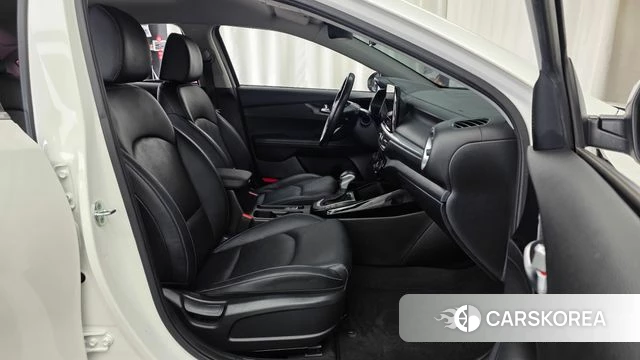 Kia The New K3 2nd generation 2021 Белый из Кореи, фото 2