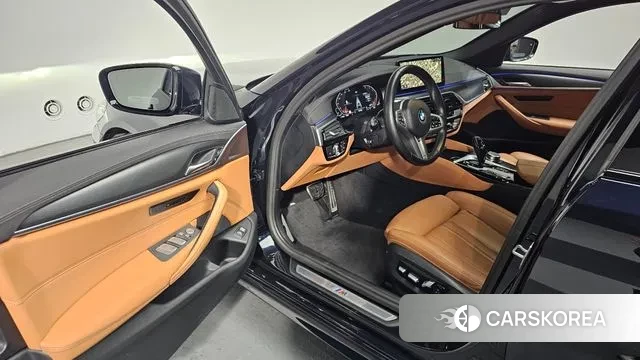 BMW 5 Series (G30) 2023 Черный из Кореи, фото 2