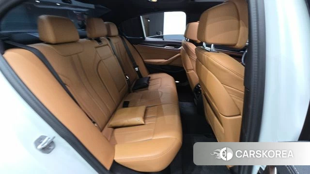 BMW 5 Series (G30) 2023 Белый из Кореи, фото 2