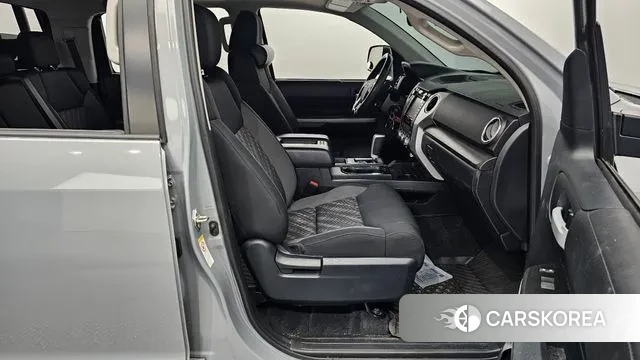 Toyota Tundra 2018 Серебристо-серый из Кореи, фото 2