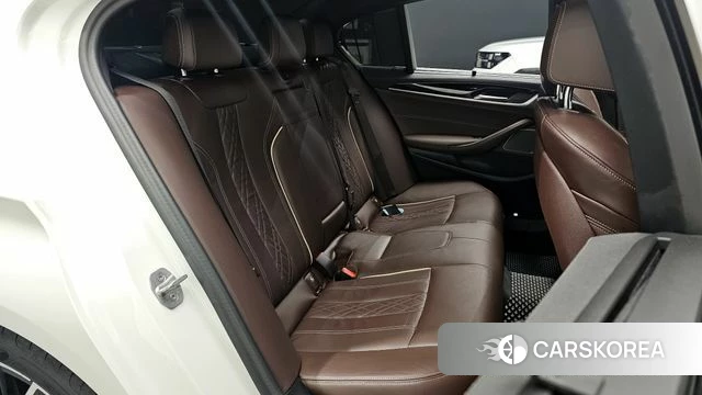 BMW 5 Series (G30) 2023 Белый из Кореи, фото 2