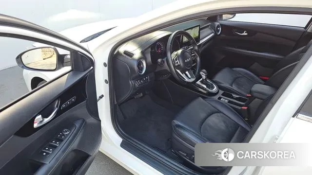 Kia The New K3 2nd generation 2022 Белый из Кореи, фото 2