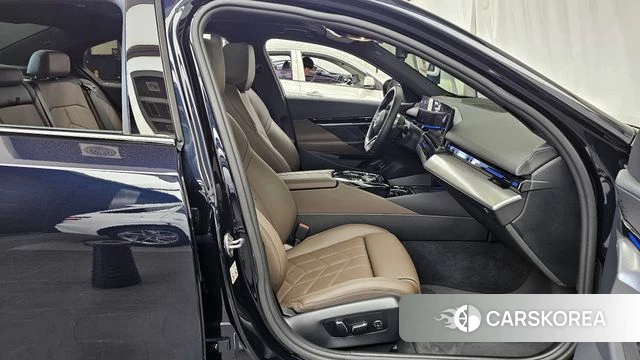 BMW 5 Series (G60) 2024 Черный из Кореи, фото 2