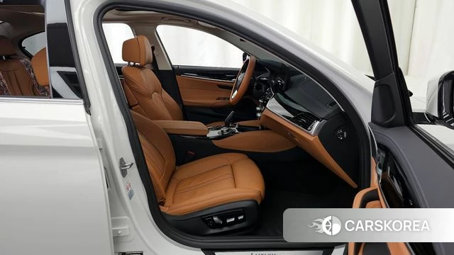 BMW 5 Series (G30) 2022 Белый из Кореи, фото 2