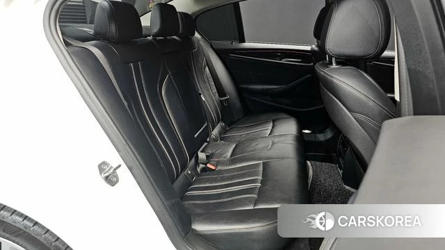 BMW 5 Series (G30) 2018 Белый из Кореи, фото 2