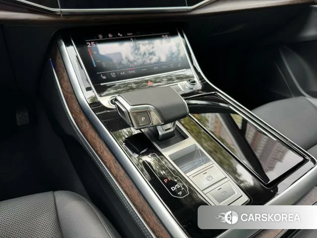 Audi Q7 2023 Черный из Китая, фото 2