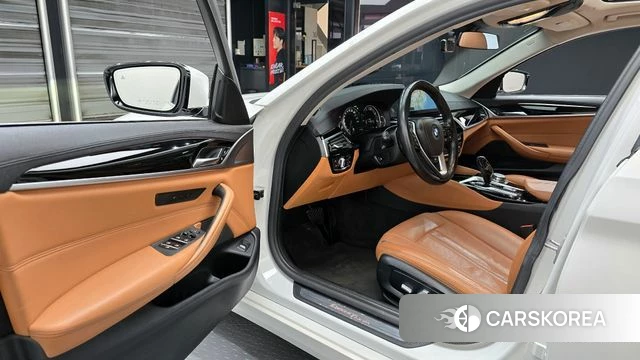 BMW 5 Series (G30) 2018 Белый из Кореи, фото 2