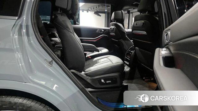 BMW X7 (G07) 2023 Светло-серебряный цвет из Кореи, фото 2