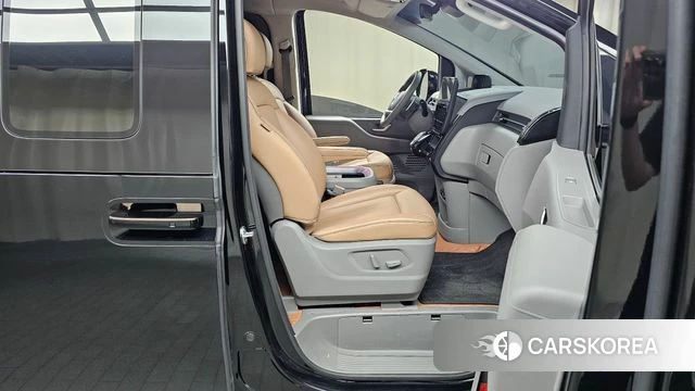 Hyundai Staria 2024 Черный из Кореи, фото 2