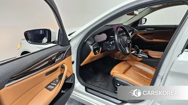 BMW 5 Series (G30) 2021 Белый из Кореи, фото 2