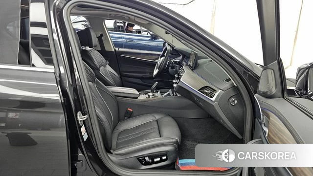 BMW 5 Series (G30) 2023 Серый из Кореи, фото 2