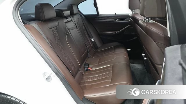 BMW 5 Series (G30) 2018 Белый из Кореи, фото 2