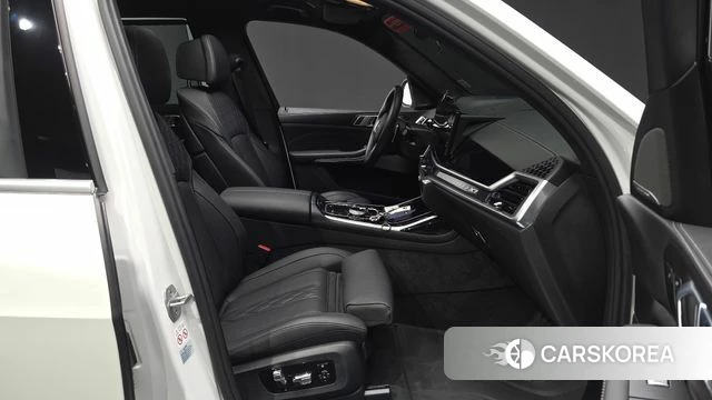 BMW X7 (G07) 2023 Белый из Кореи, фото 2