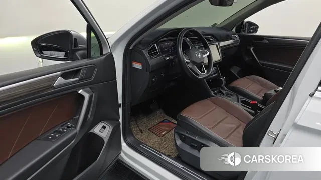 Volkswagen Tiguan Allspace 2023 Белый из Кореи, фото 2