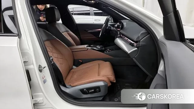 BMW 5 Series (G60) 2023 Белый из Кореи, фото 2