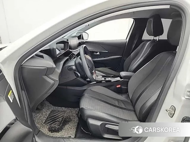 Peugeot e-208 second Generation 2022 Белый из Кореи, фото 2