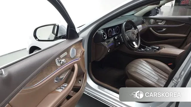 Mercedes-Benz E-Class W213 2018 Серебристо-серый из Кореи, фото 2