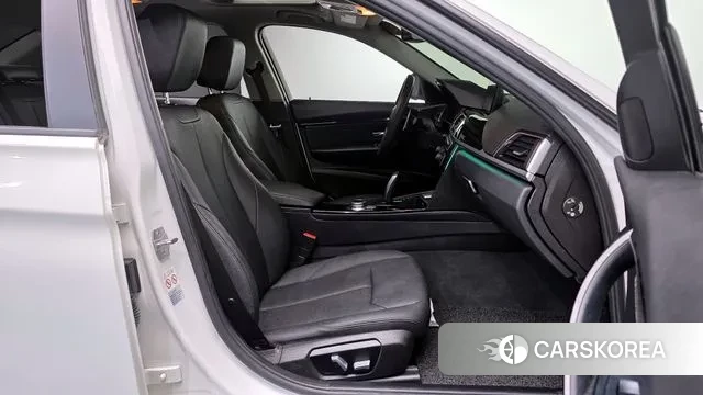 BMW 3 Series (F30) 2018 Белый из Кореи, фото 2