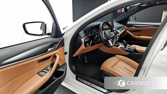 BMW 5 Series (G30) 2023 Белый из Кореи, фото 2