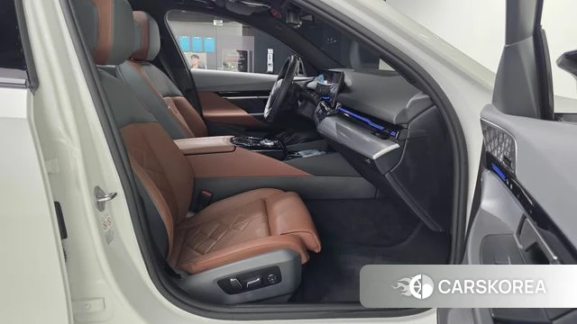 BMW 5 Series (G60) 2024 Белый из Кореи, фото 2