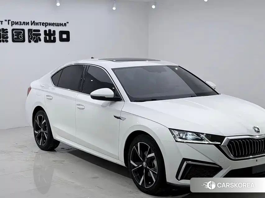Skoda Octavia 2023 Белый из Китая, фото 2