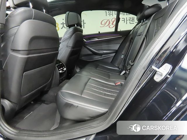 BMW 5 Series (G30) 2018 Черный из Кореи, фото 2