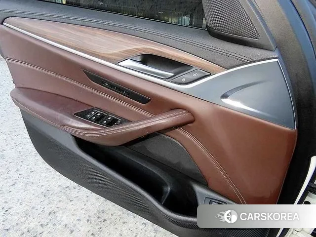 BMW 5 Series (G30) 2018 Белый из Кореи, фото 2