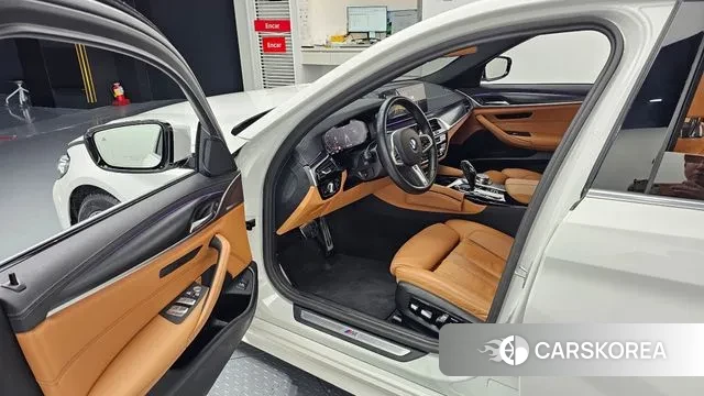 BMW 5 Series (G30) 2023 Белый из Кореи, фото 2