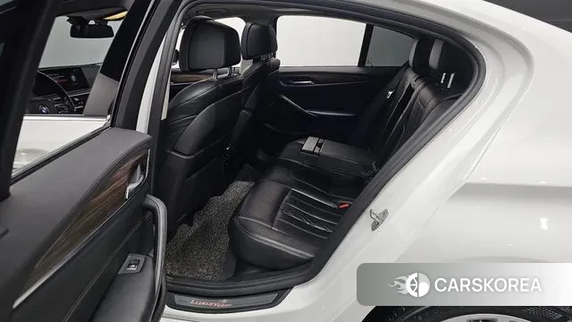 BMW 5 Series (G30) 2018 Белый из Кореи, фото 2