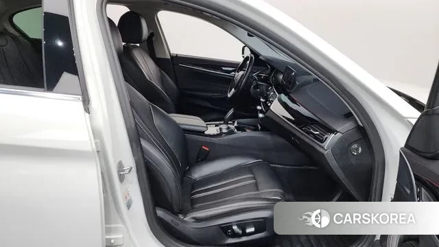 BMW 5 Series (G30) 2018 Белый из Кореи, фото 2