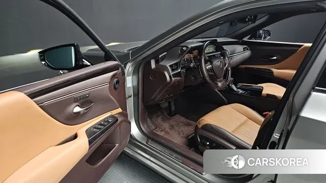 Lexus ES300h 7th generation 2020 Серебристо-серый из Кореи, фото 2