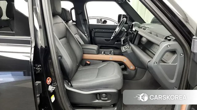 Land Rover Defender (L663) 2024 Черный из Кореи, фото 2