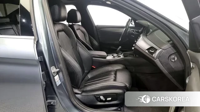 BMW 5 Series (G30) 2018 Серебристо-серый из Кореи, фото 2