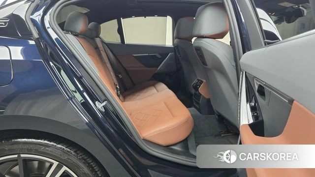 BMW 5 Series (G60) 2025 Черный из Кореи, фото 2
