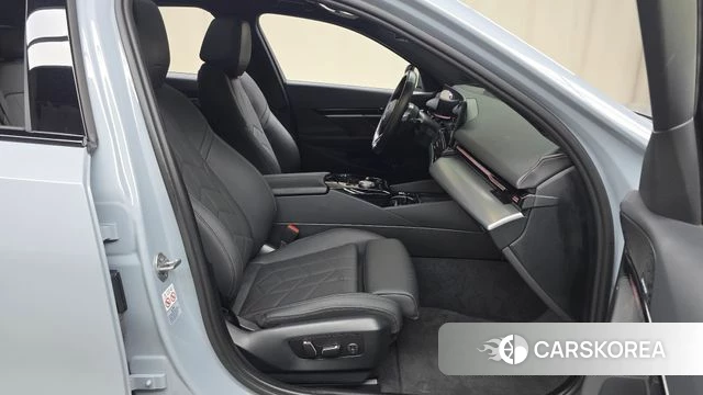 BMW 5 Series (G60) 2024 Небесно-голубой из Кореи, фото 2