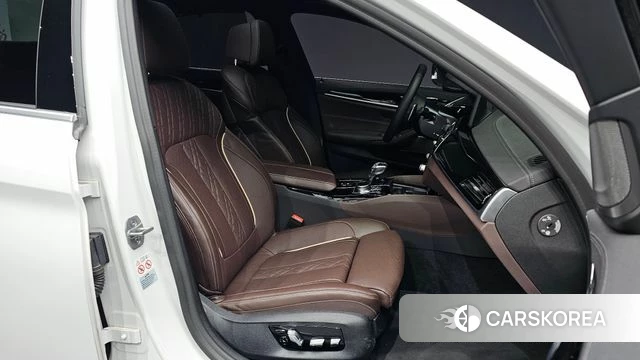 BMW 5 Series (G30) 2022 Белый из Кореи, фото 2