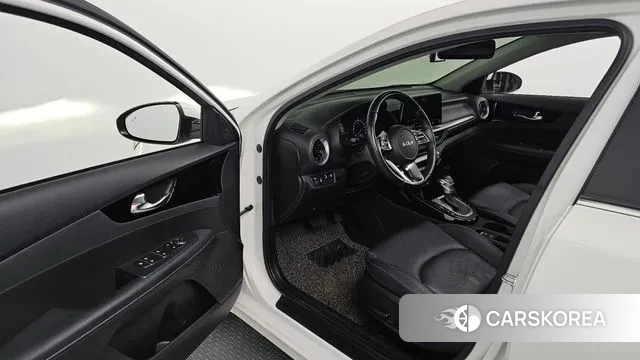 Kia The New K3 2nd generation 2021 Белый из Кореи, фото 2