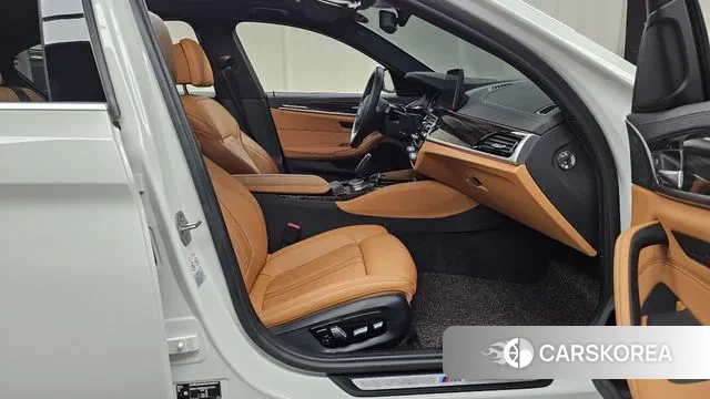 BMW 5 Series (G30) 2021 Белый из Кореи, фото 2