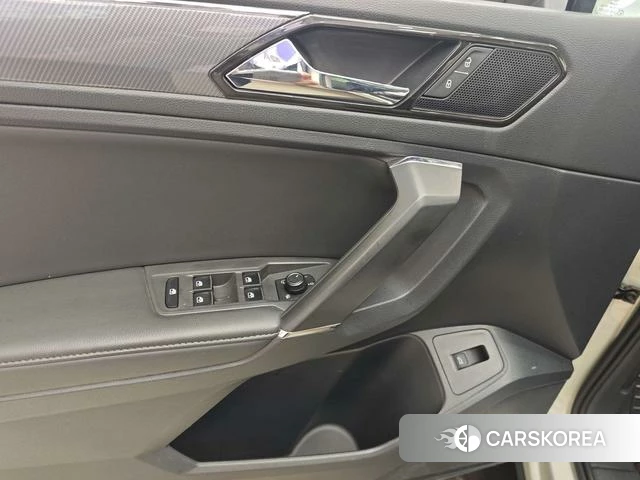 Volkswagen Tiguan L 2021 Серебристо-серый из Китая, фото 2