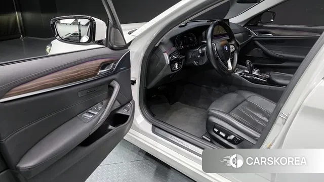 BMW 5 Series (G30) 2022 Белый из Кореи, фото 2