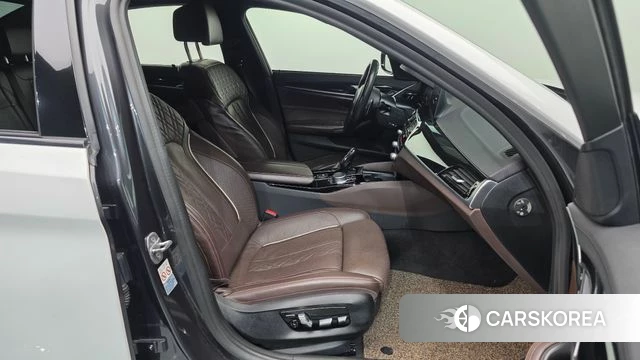 BMW 5 Series (G30) 2019 Белый из Кореи, фото 2