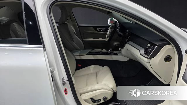 Volvo S60 3rd generation 2022 Белый из Кореи, фото 2