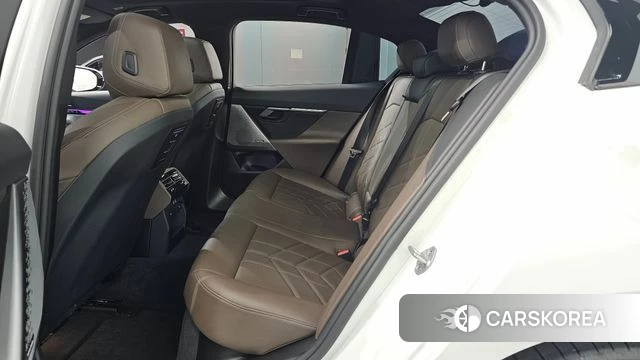 BMW 5 Series (G60) 2024 Белый из Кореи, фото 2