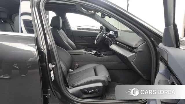 BMW 5 Series (G60) 2024 Серый из Кореи, фото 2