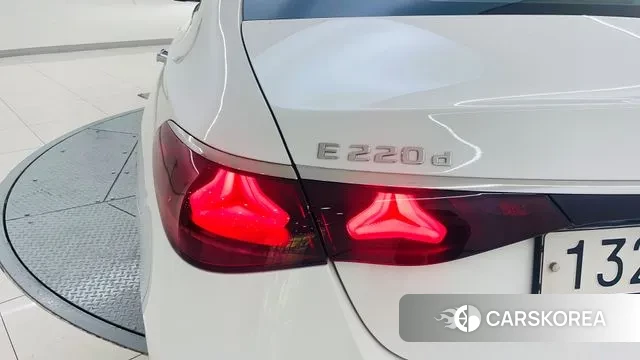 Mercedes-Benz E-Class W214 2024 Белый из Кореи, фото 2