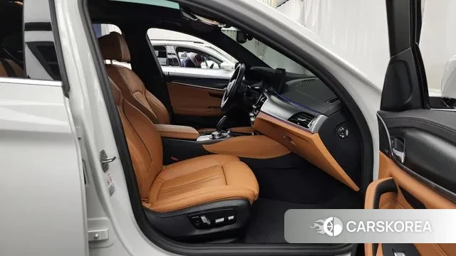 BMW 5 Series (G30) 2022 Белый из Кореи, фото 2