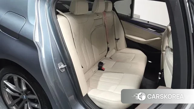 BMW 5 Series (G30) 2018 Серебряный из Кореи, фото 2