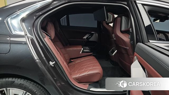 BMW 7 Series (G70) 2023 Серый из Кореи, фото 2